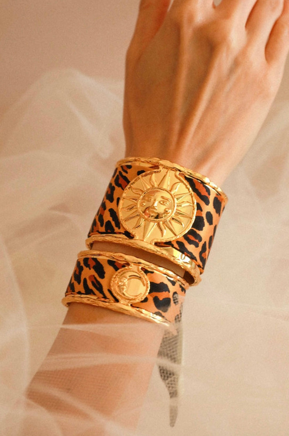 Bijou manchette soleil doree accessoire symbolique lumineux