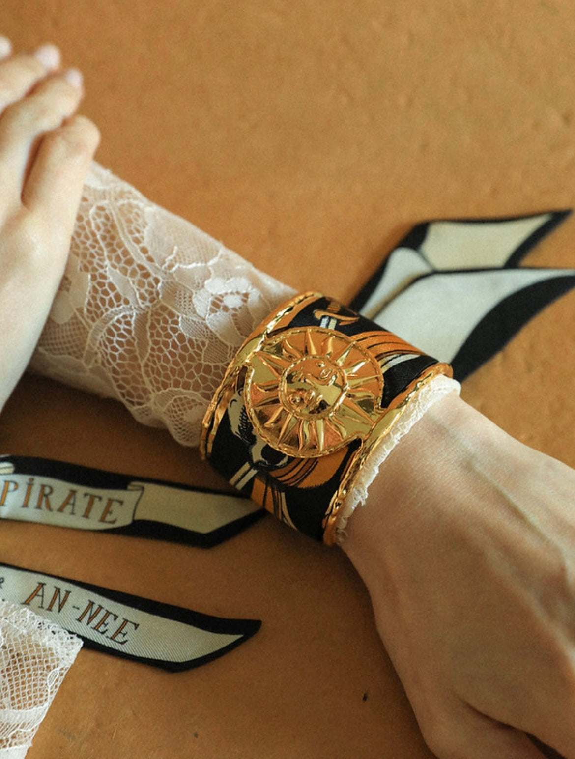 Bijou manchette soleil doree accessoire symbolique lumineux