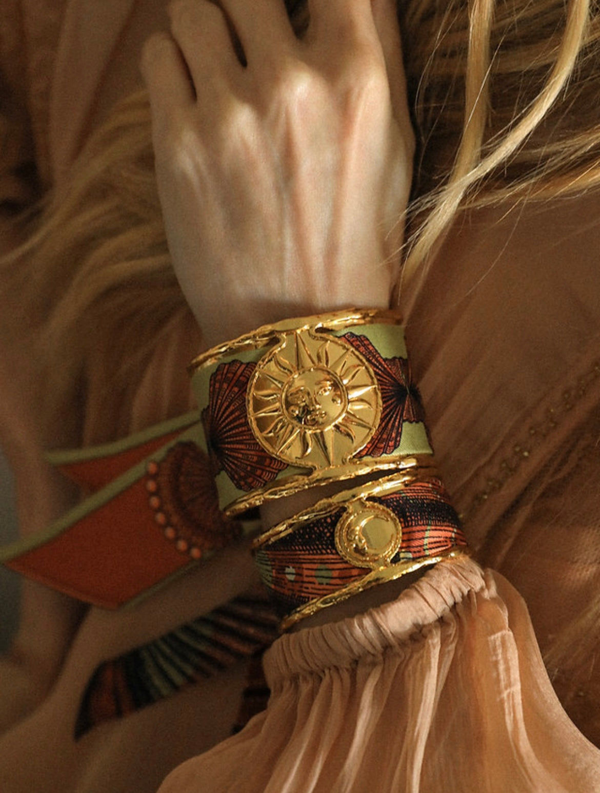 Bijou manchette soleil doree accessoire symbolique lumineux