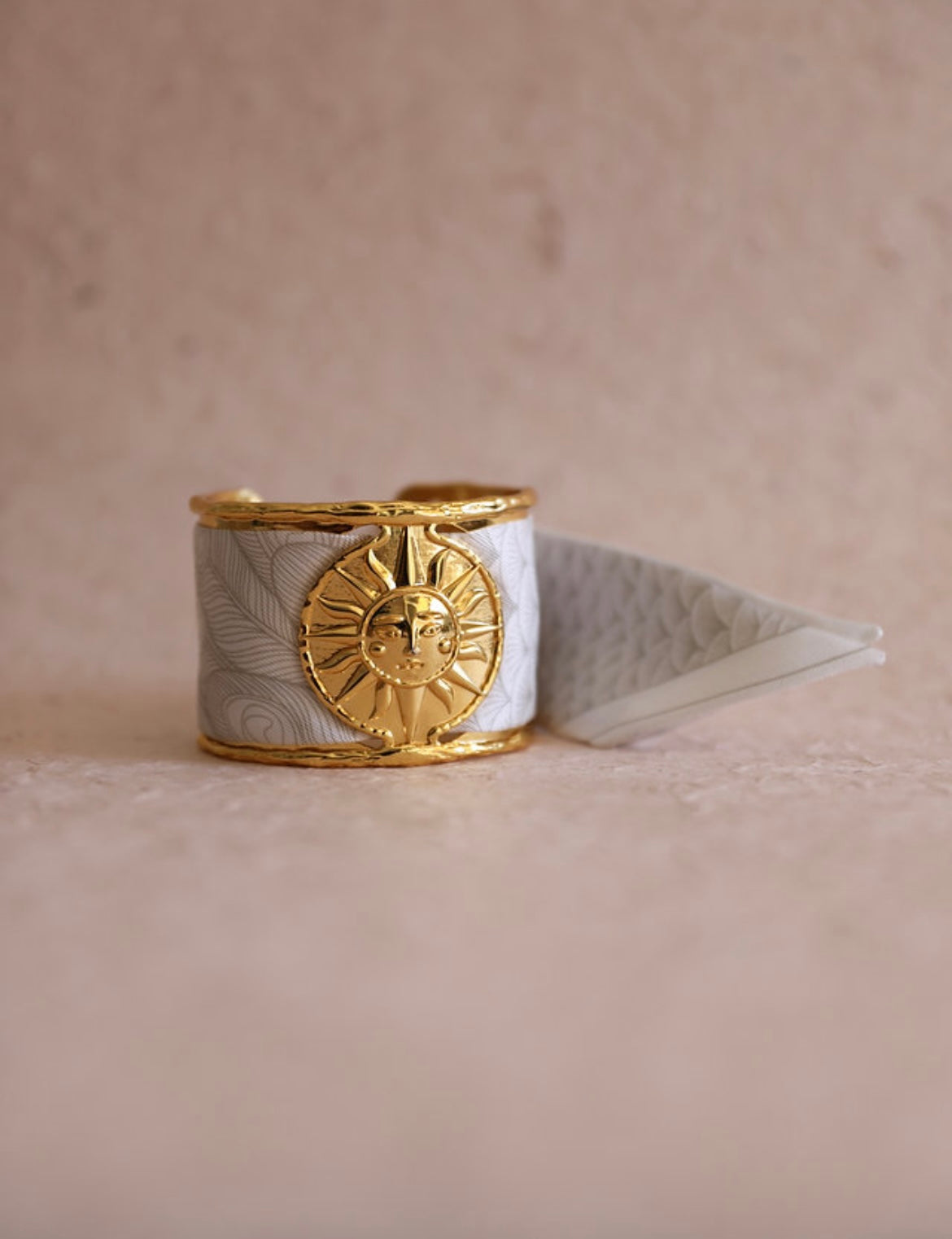 Bijou manchette soleil doree accessoire symbolique lumineux