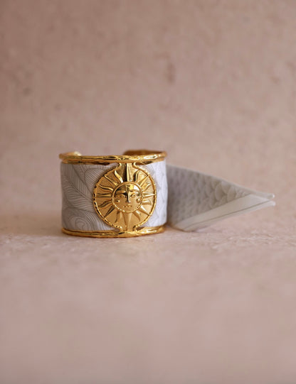 Bijou manchette soleil doree accessoire symbolique lumineux