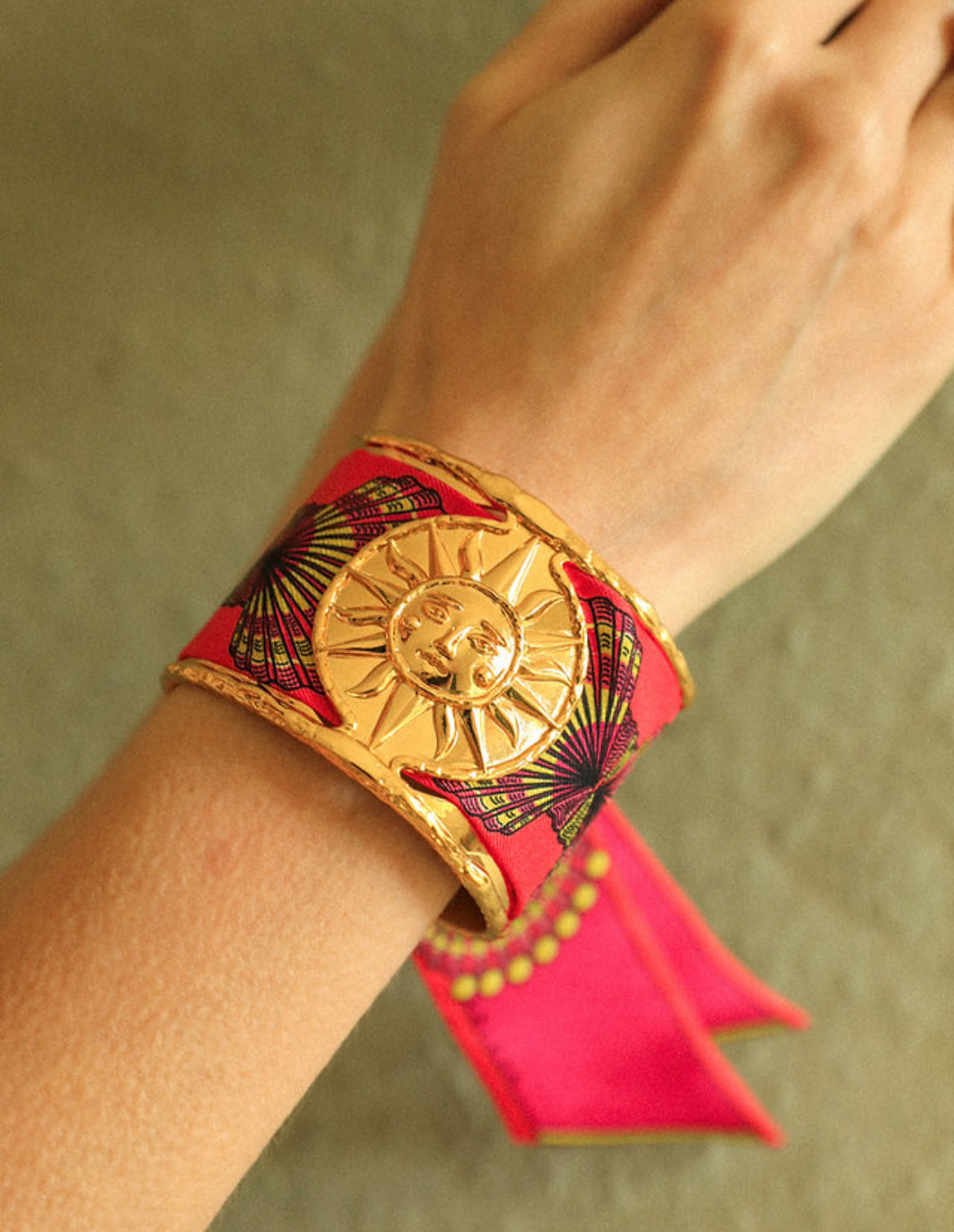 Bijou manchette soleil doree accessoire symbolique lumineux