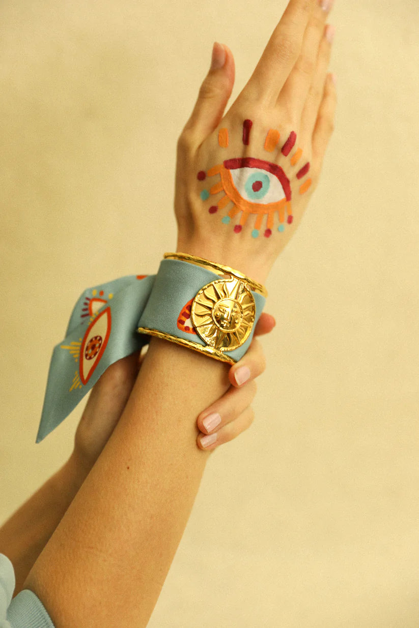 Bijou manchette soleil doree accessoire symbolique lumineux