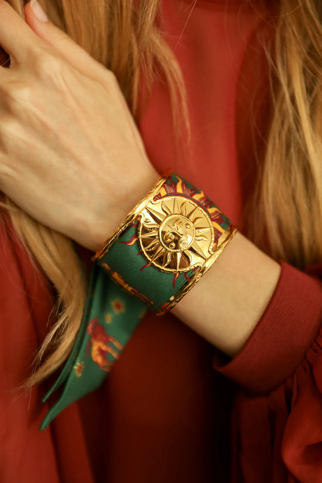 Manchette soleil doree bracelet foulard bijou lumineux