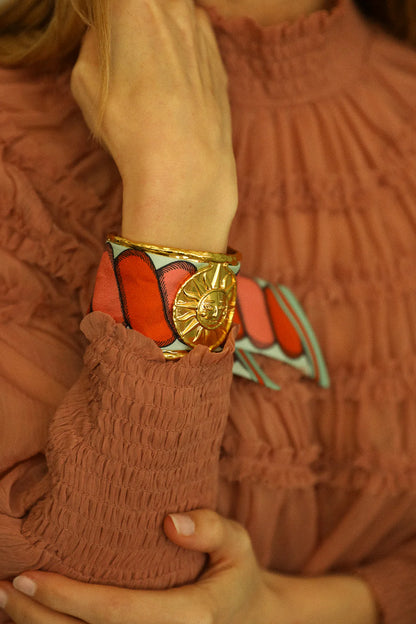 Bracelet manchette doree medaillon soleil bijou femme