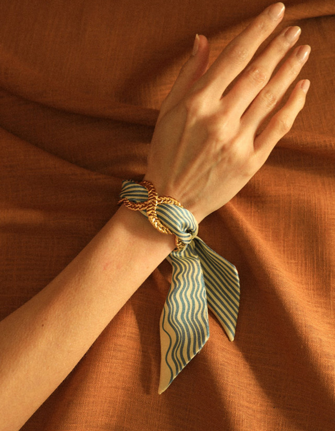 Bracelet manchette tresse doree design chaine tendance