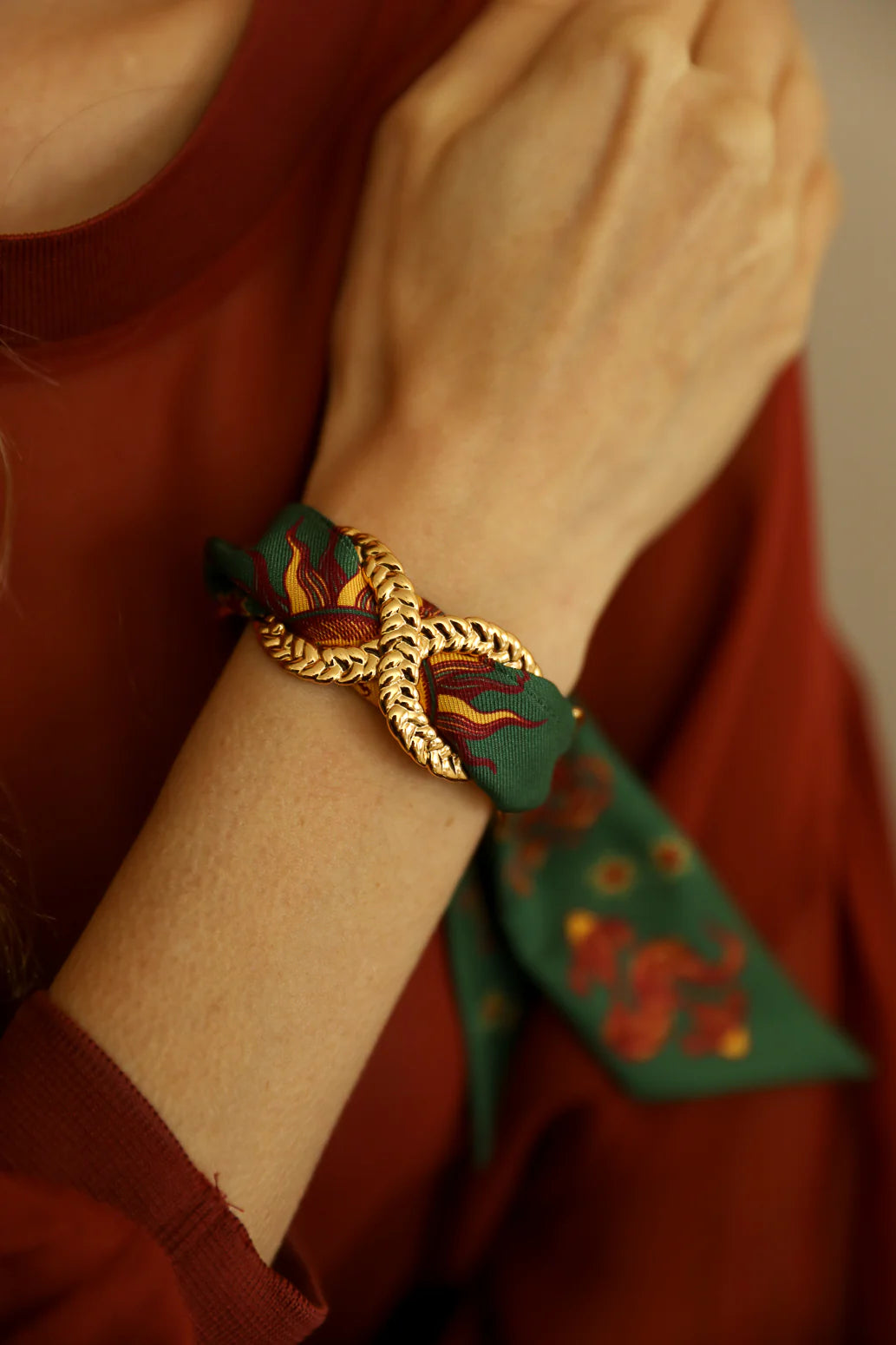 Manchette doree entrelacee bijou foulard Divinity Sete