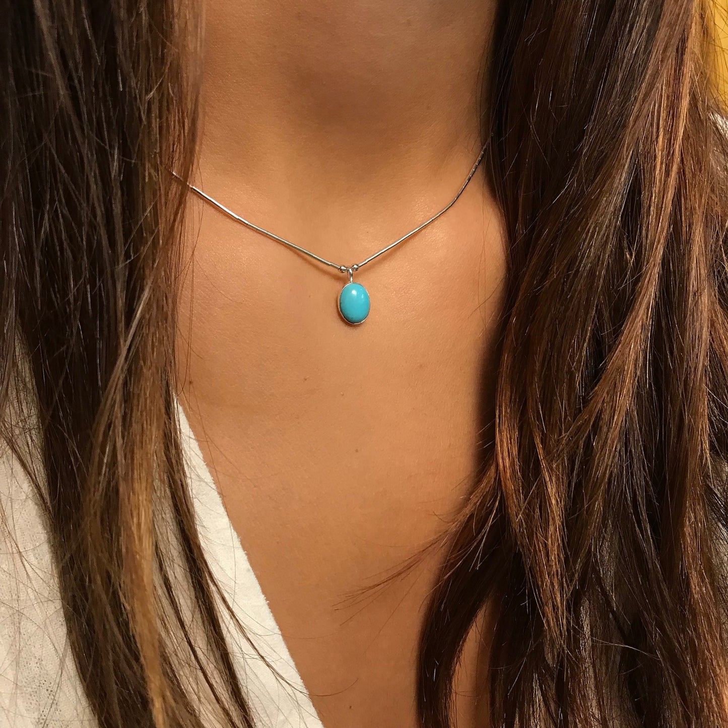 Collier N331 Ovale Turquoise Harpo en argent massif avec pendentif ovale serti d’une turquoise naturelle bleu ciel fabriqué artisanalement aux États-Unis.