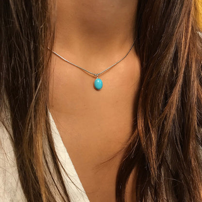 Collier N331 Ovale Turquoise Harpo en argent massif avec pendentif ovale serti d’une turquoise naturelle bleu ciel fabriqué artisanalement aux États-Unis.