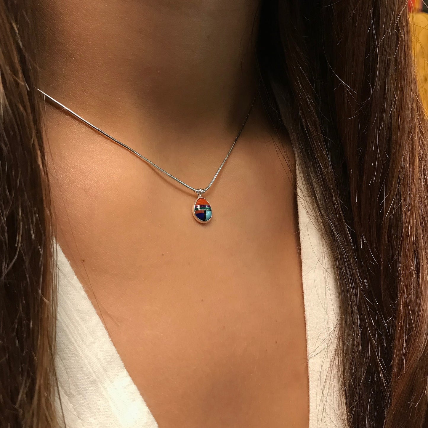 Collier N3311 Ovale Multipierres Harpo en argent massif avec pendentif ovale composé d’une mosaïque de pierres naturelles colorées sur chaîne liquid silver.