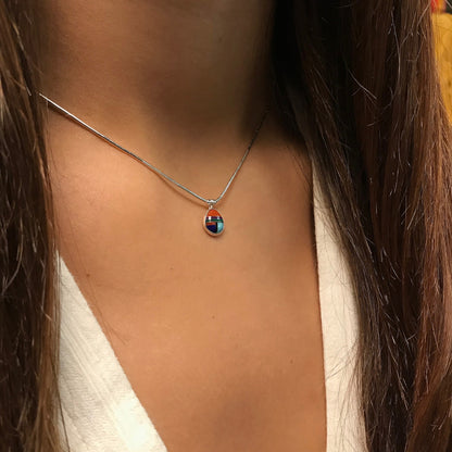 Collier N3311 Ovale Multipierres Harpo en argent massif avec pendentif ovale composé d’une mosaïque de pierres naturelles colorées sur chaîne liquid silver.