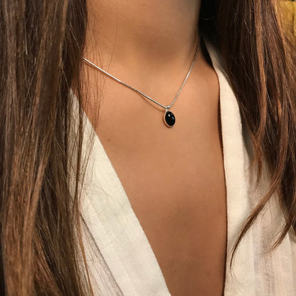 Collier N3311 Ovale Onyx Noir Harpo en argent massif avec pendentif ovale serti d’une pierre naturelle d’onyx noir sur chaîne liquid silver.