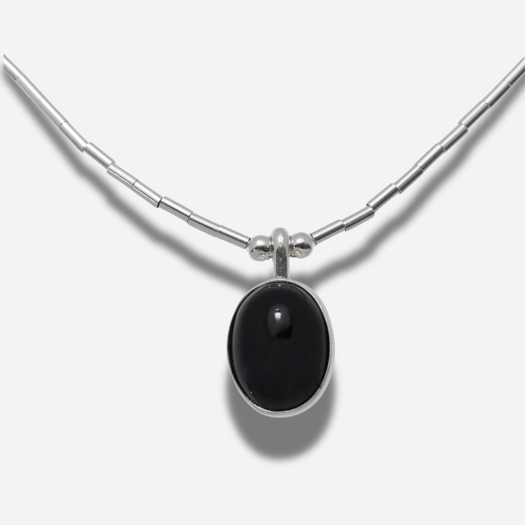 Collier N3311 Ovale Onyx Noir Harpo en argent massif avec pendentif ovale serti d’une pierre naturelle d’onyx noir sur chaîne liquid silver.