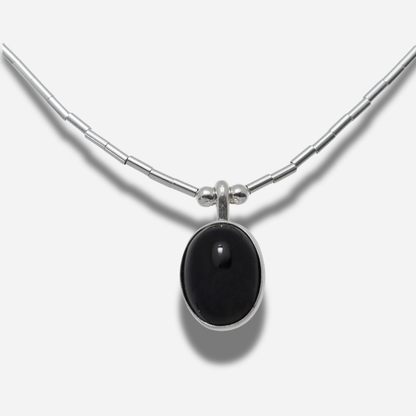 Collier N3311 Ovale Onyx Noir Harpo en argent massif avec pendentif ovale serti d’une pierre naturelle d’onyx noir sur chaîne liquid silver.
