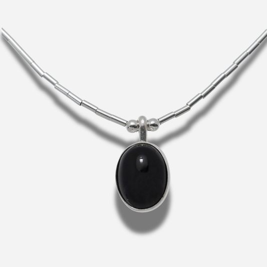 Collier N3311 Ovale Onyx Noir Harpo en argent massif avec pendentif ovale serti d’une pierre naturelle d’onyx noir sur chaîne liquid silver.