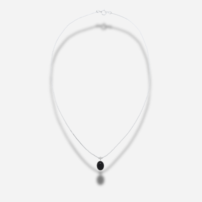 Collier N3311 Ovale Onyx Noir Harpo en argent massif avec pendentif ovale serti d’une pierre naturelle d’onyx noir sur chaîne liquid silver.