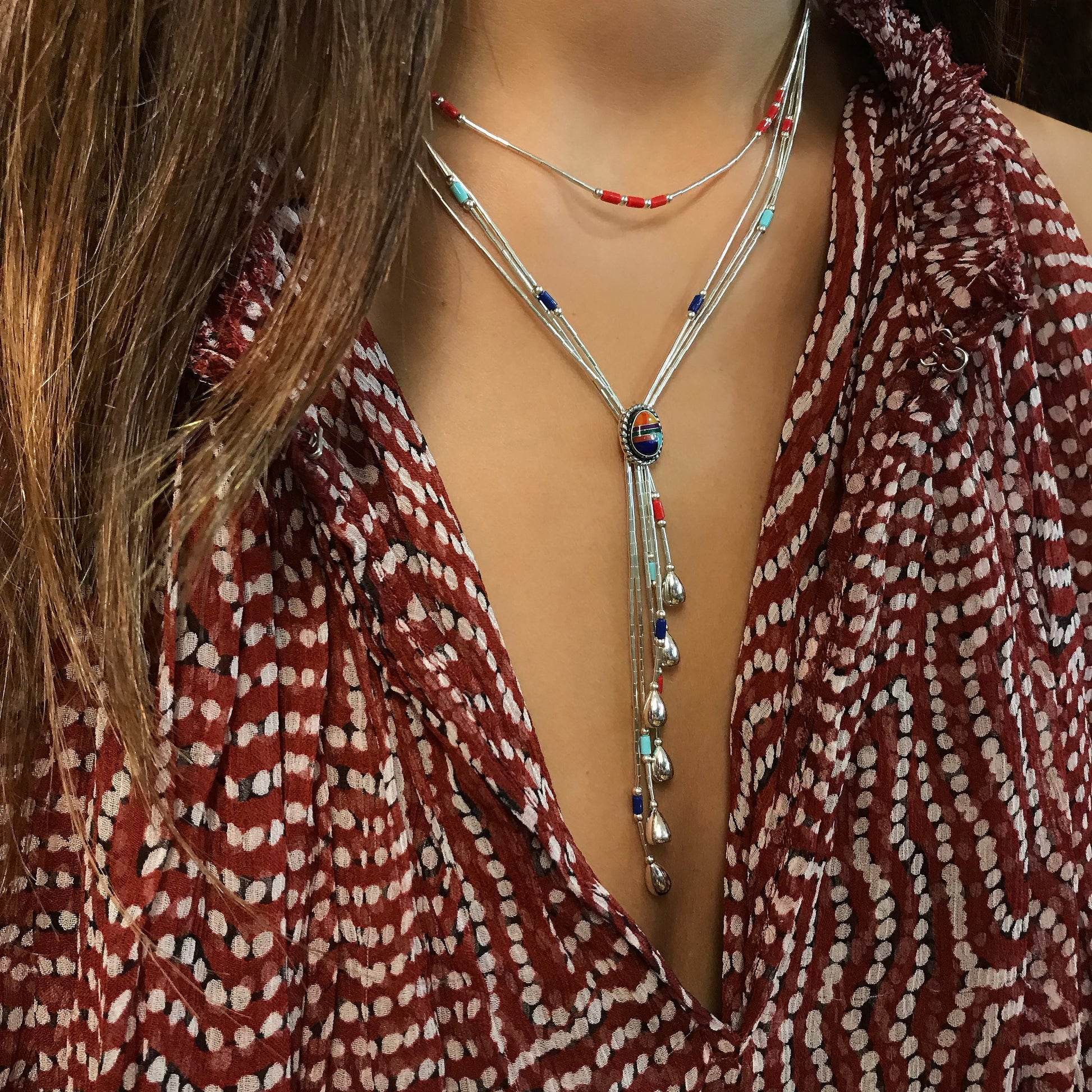 Collier N332 Y Multipierres Harpo en argent massif avec pendentif mosaïque de pierres colorées et pampilles argentées fabriqué à la main aux États-Unis.