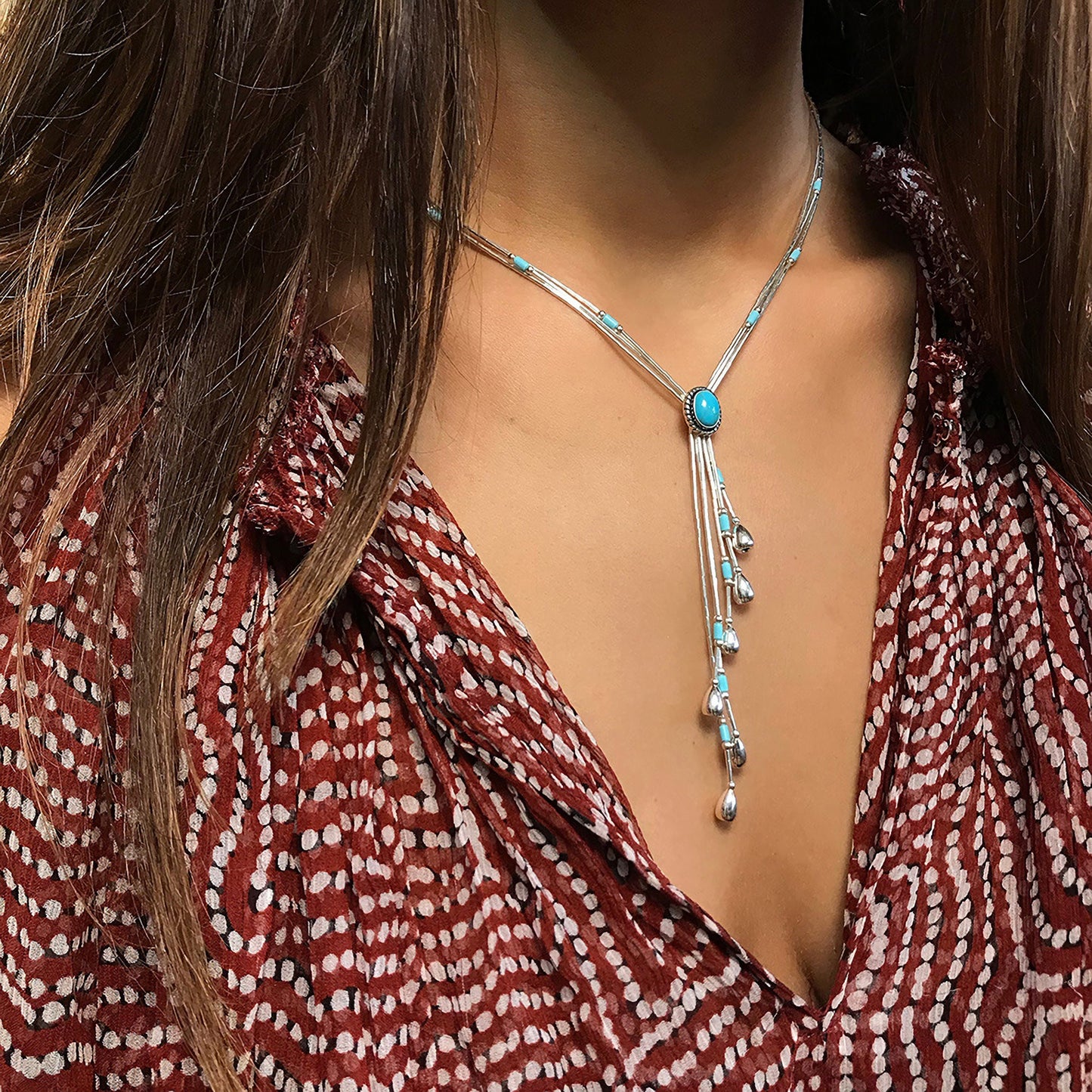 Collier N332 Y Turquoise Harpo en argent massif avec pierre de turquoise sertie et pampilles argentées fabriqué artisanalement aux États-Unis.