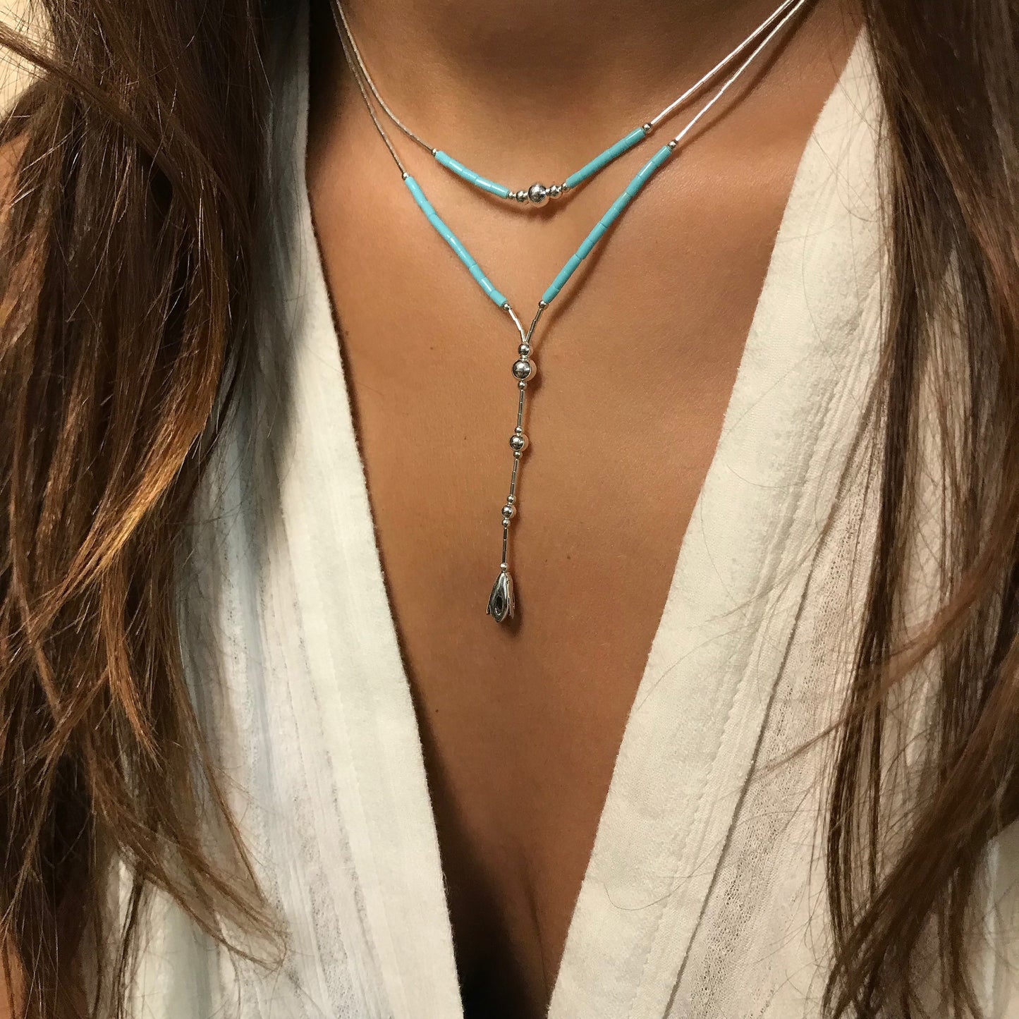 Collier N599 Double Turquoise Harpo en argent massif avec double rang, perles de turquoise et pendentif bouton de fleur fabriqué artisanalement aux États-Unis.