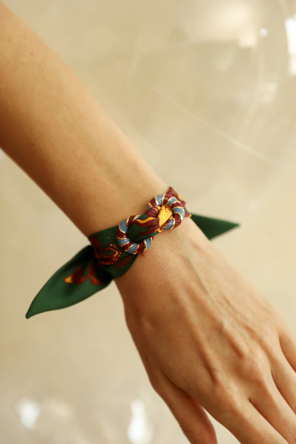 Ornement bijou pour ruban ou bracelet Annee bordeaux bleu