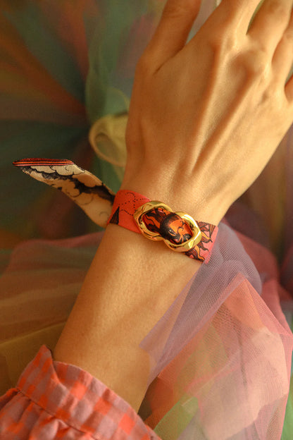 Ornement anneaux entrelaces dore Annee bijou foulard