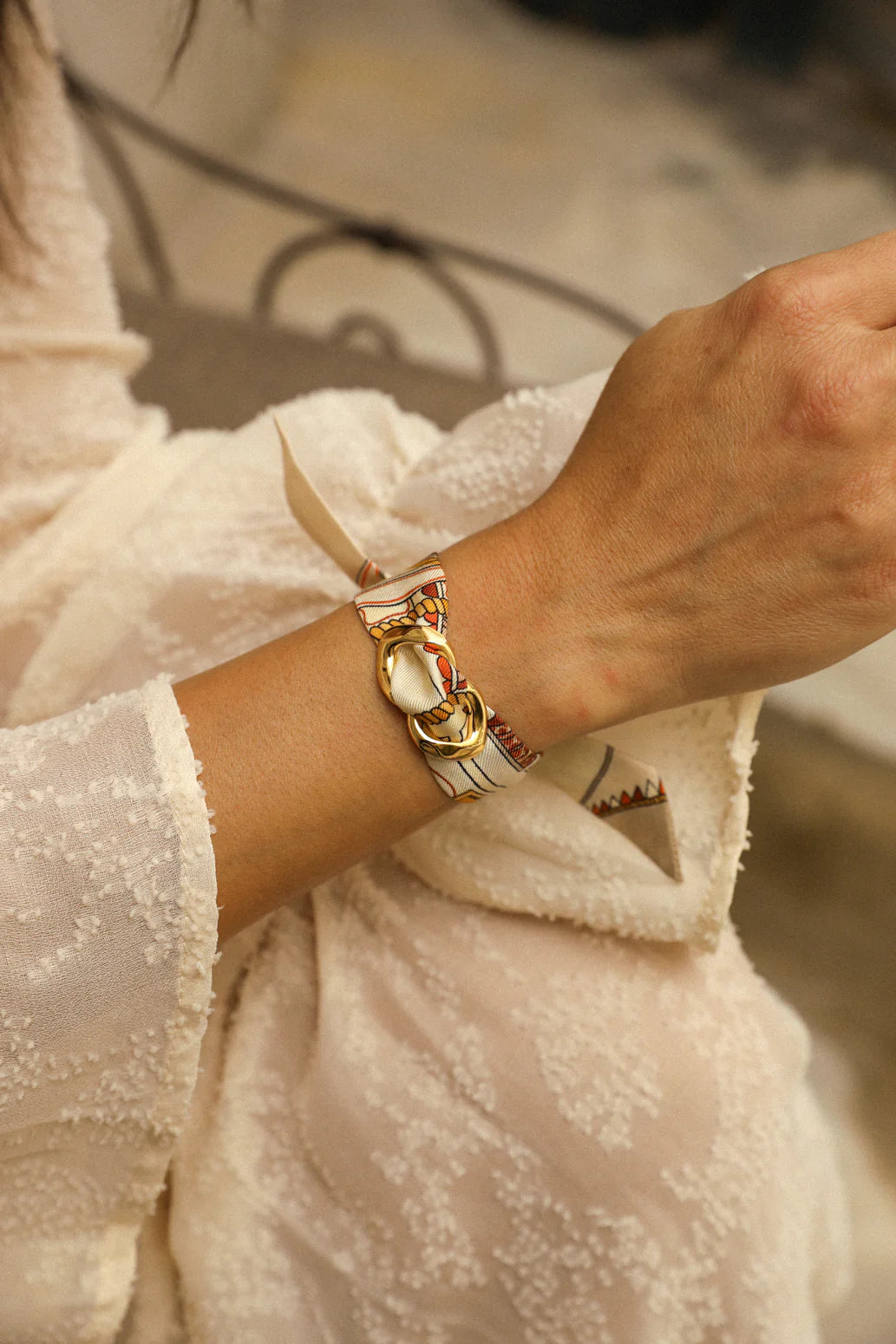 Ornement anneaux entrelaces dore Annee bijou foulard