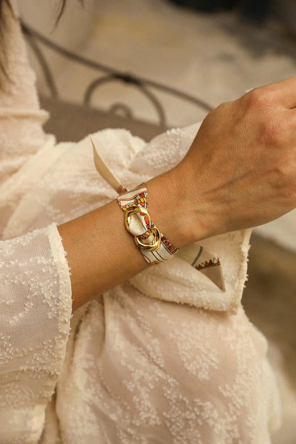 Ornement anneaux entrelaces dore Annee bijou foulard