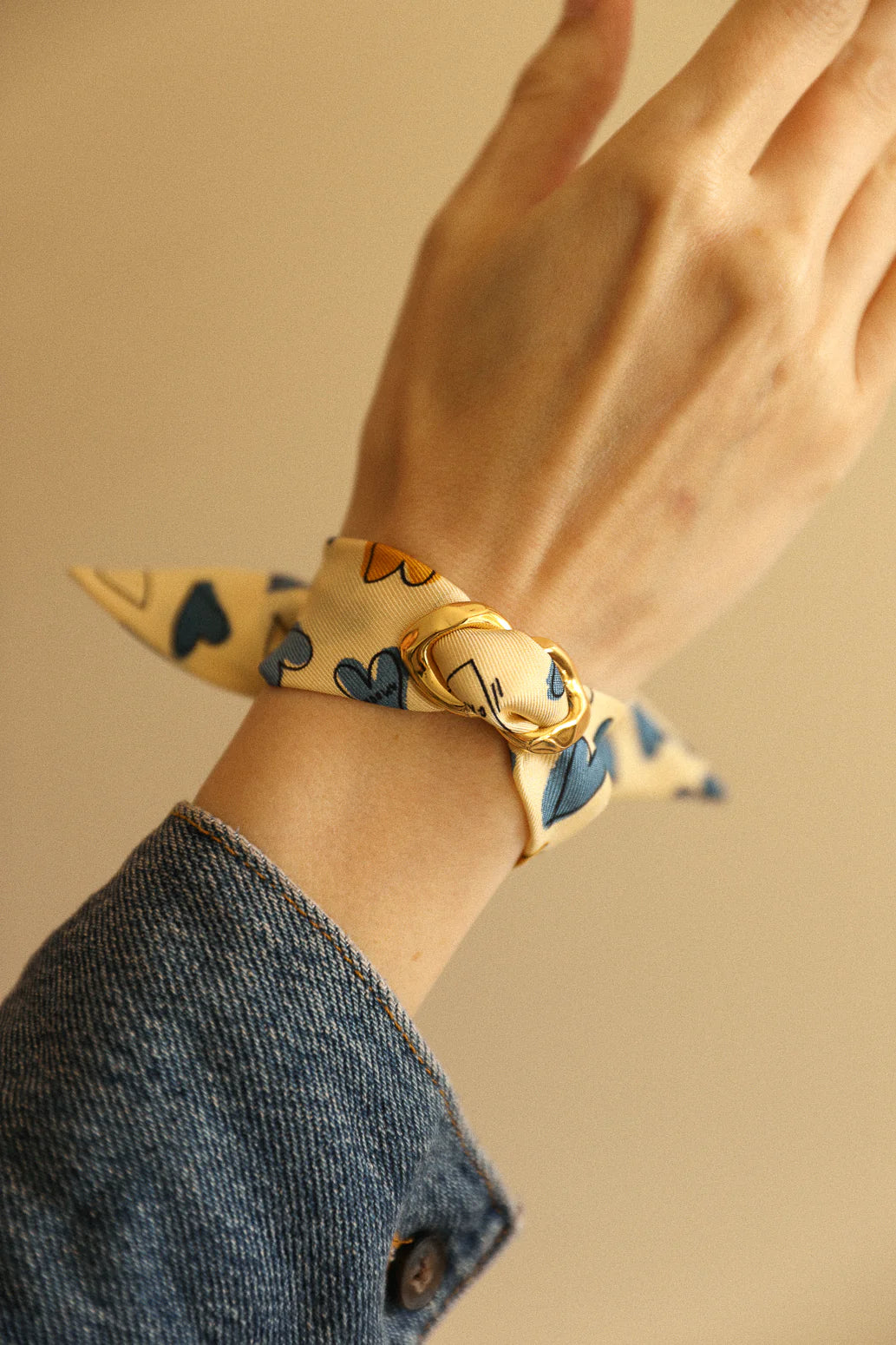 Ornement anneaux entrelaces dore Annee bijou foulard