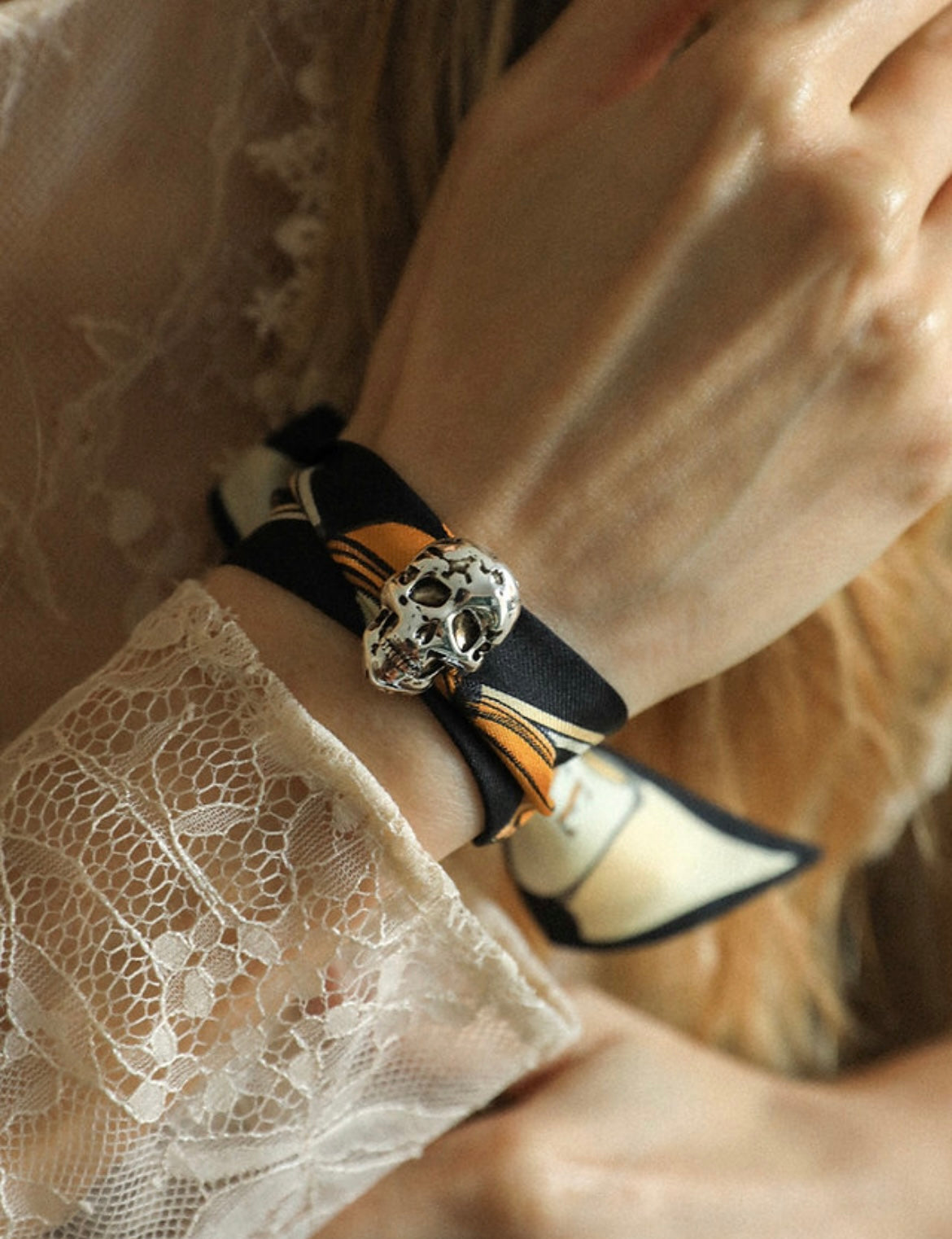 Accessoire foulard tete de mort argent Annee bracelet modulable