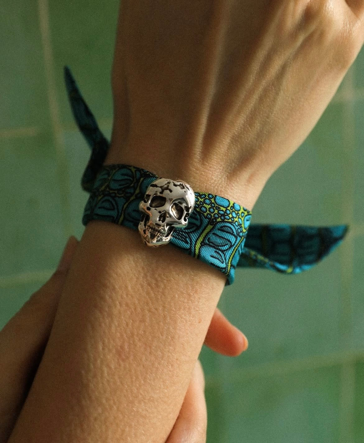 Accessoire foulard tete de mort argent Annee bracelet modulable