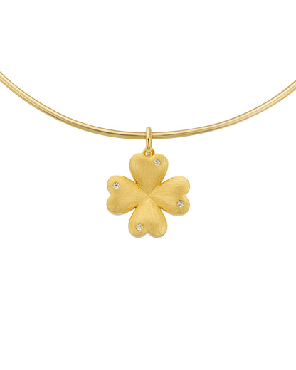 Pendentif Lucky Baby Gold trèfle à quatre feuilles doré avec strass
Image 2 – porté sur Torque