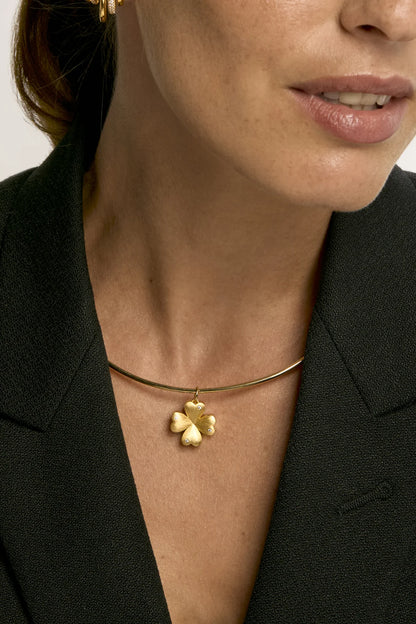 Pendentif Lucky Baby Gold trèfle à quatre feuilles doré avec strass
Image 2 – porté sur Torque