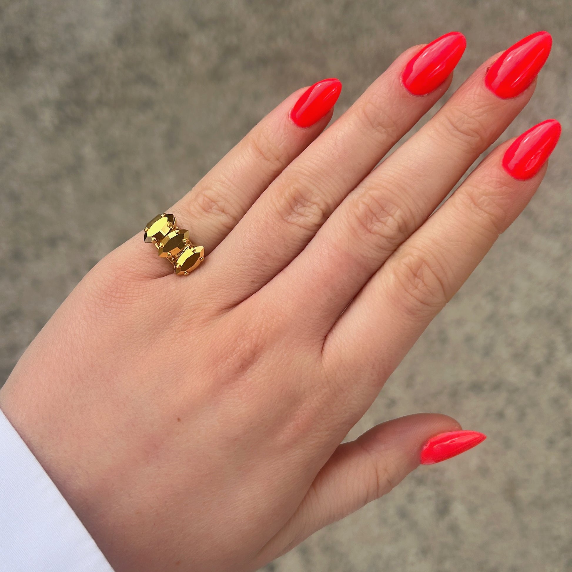 Pinky ring trois pierres gold portée Crézus
