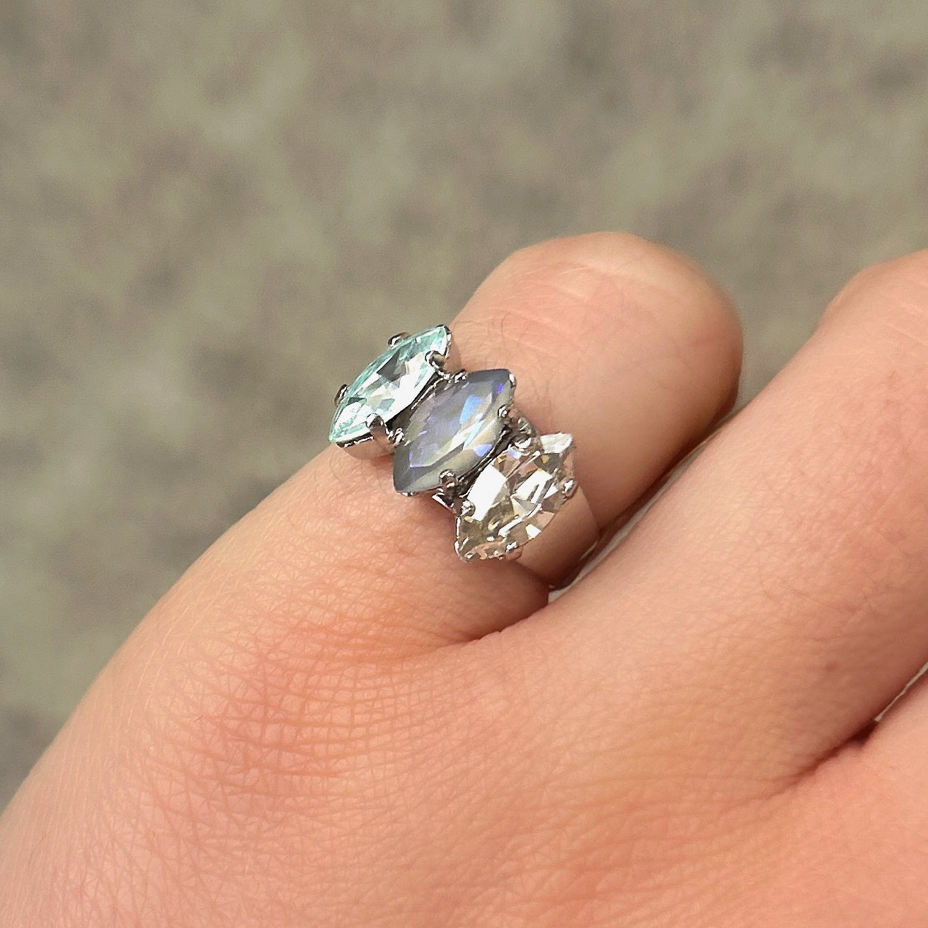 Pinky ring trois pierres silver portée Crézus