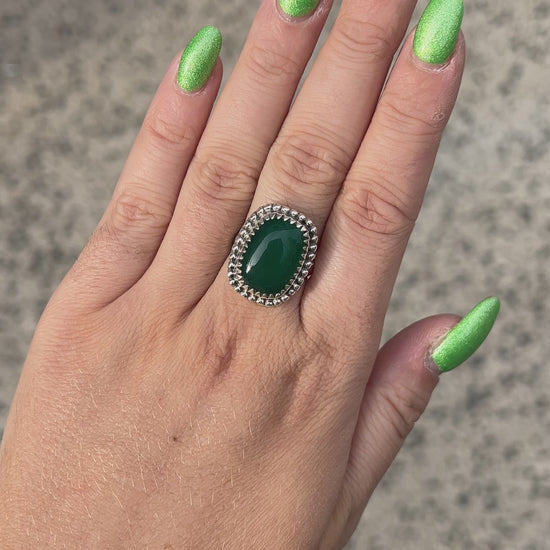Bague Onyx Vert Rectangle XS en argent 925 et pierre naturelle portée à la main
