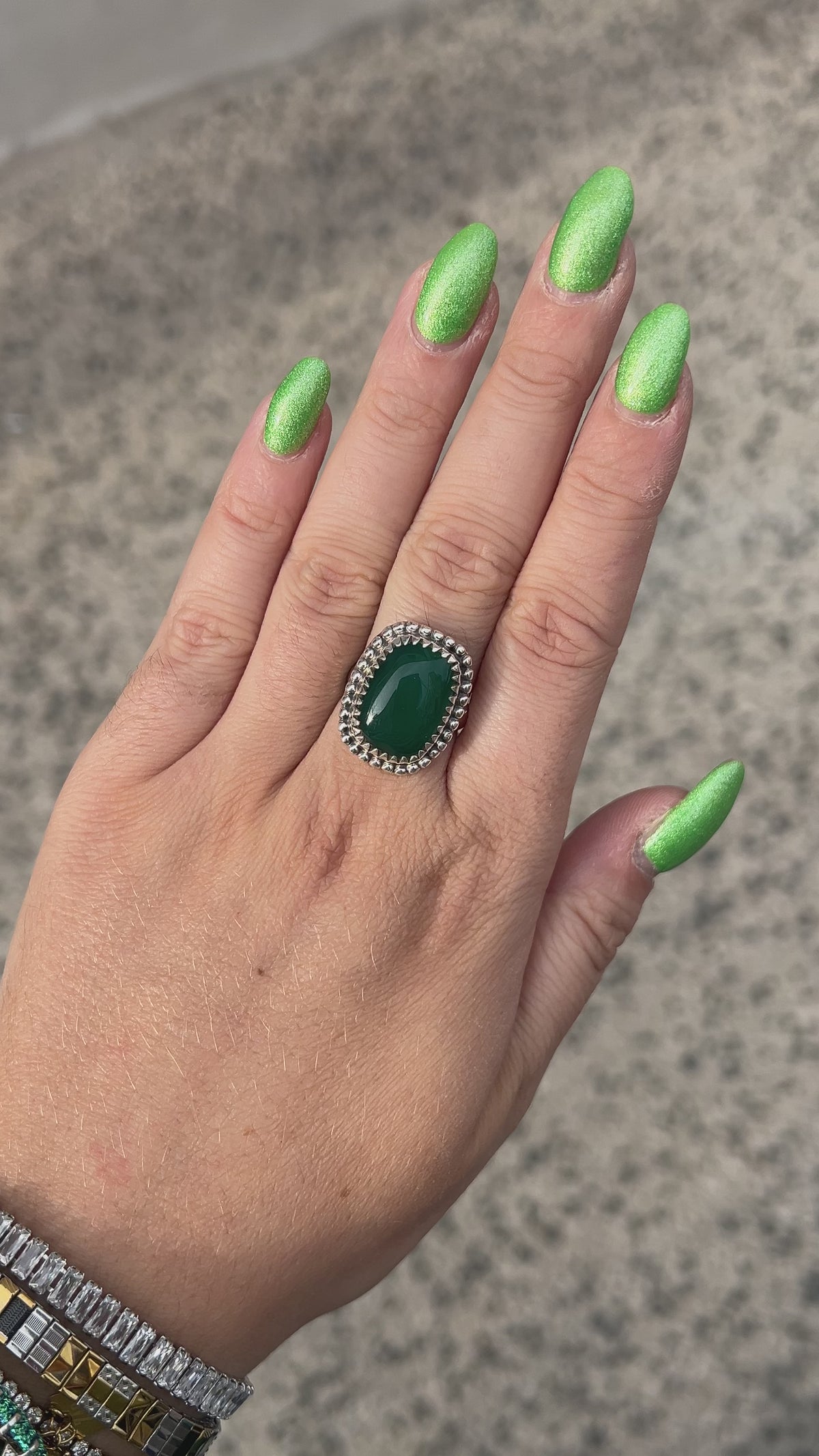 Bague Onyx Vert Rectangle XS en argent 925 et pierre naturelle portée à la main
