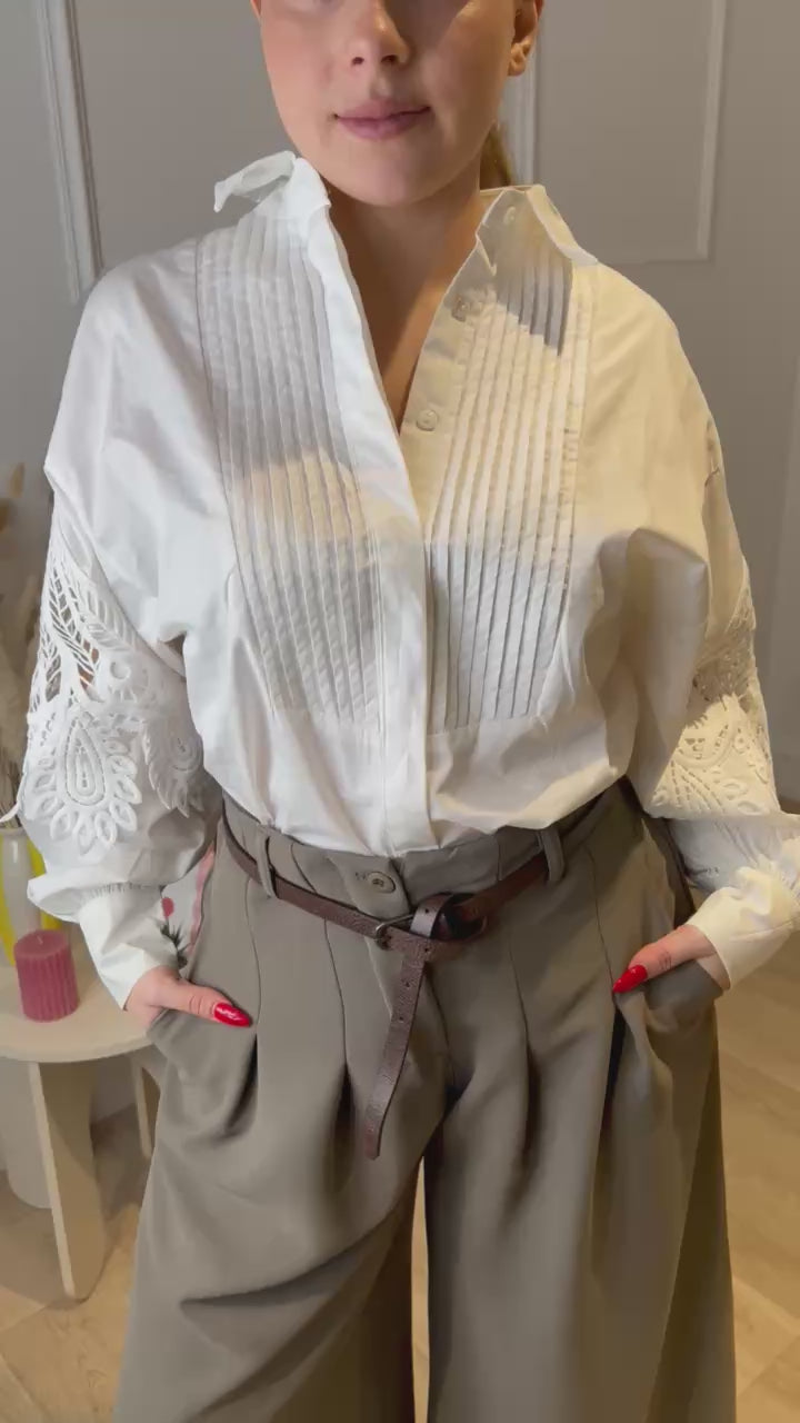 Chemise blanche femme portée