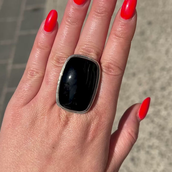 Bague onyx noir brillante design moderne