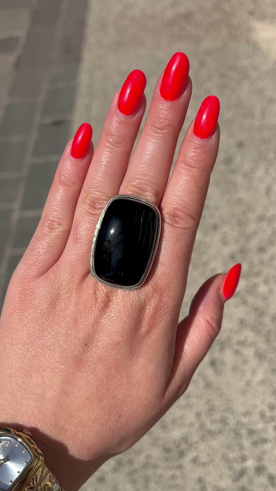 Bague onyx noir brillante design moderne