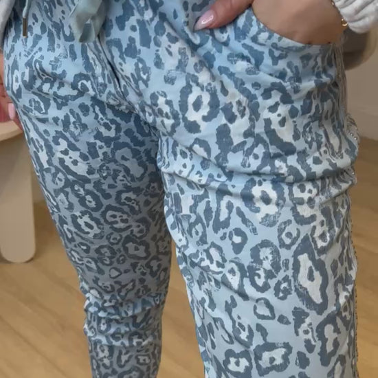 Pantalon imprimé femme porté