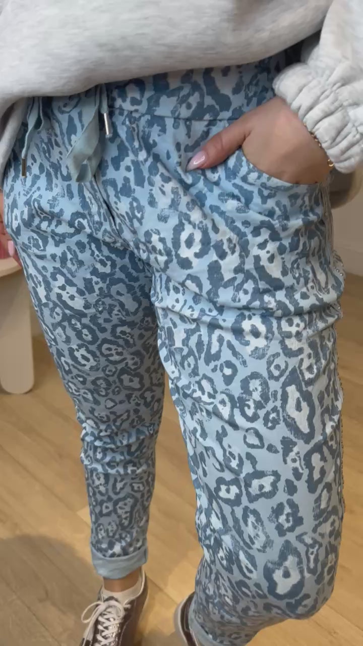 Pantalon imprimé femme porté