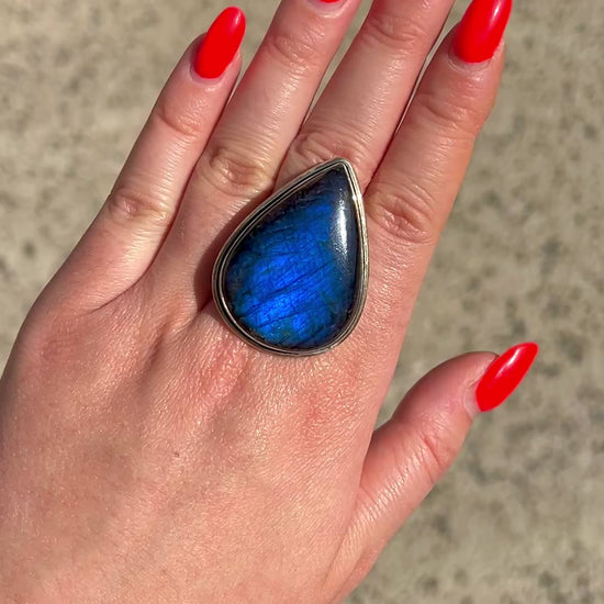 Bague pierre naturelle bleue irisée argent massif