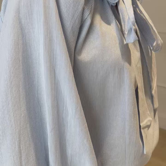 Blouse bleu ciel femme portée coupe fluide