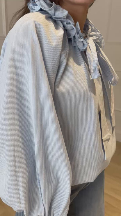 Blouse bleu ciel femme portée coupe fluide