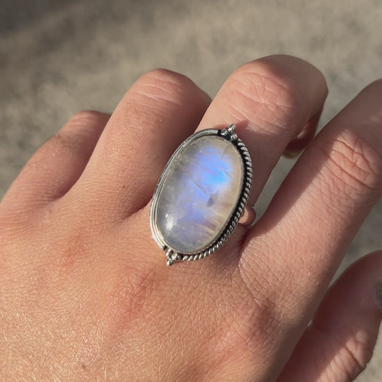 Bague Pierre de Lune Arc-en-Ciel Ovale S en argent 925 portée à la main
