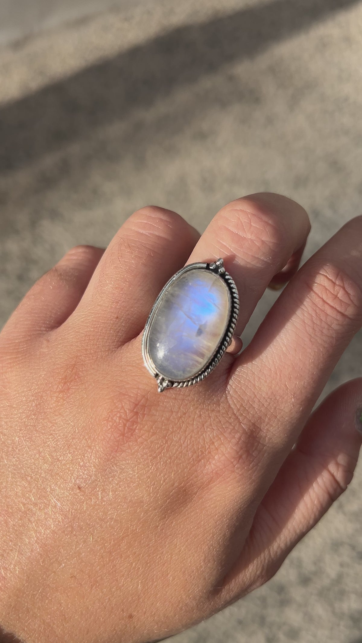 Bague Pierre de Lune Arc-en-Ciel Ovale S en argent 925 portée à la main
