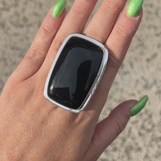 Bague Onyx Noir Rectangle réglable en argent 925 portée à la main
