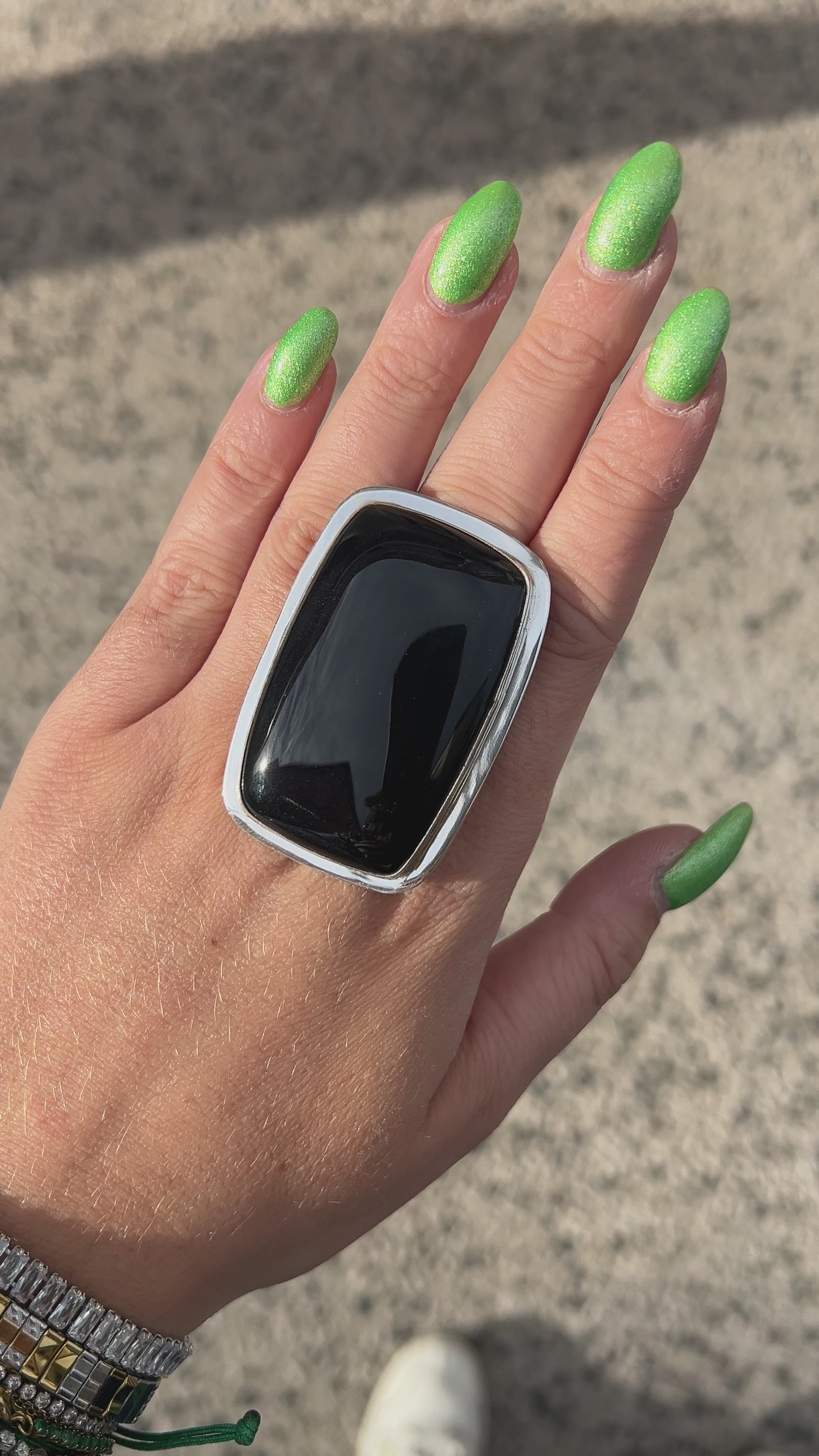 Bague Onyx Noir Rectangle réglable en argent 925 portée à la main
