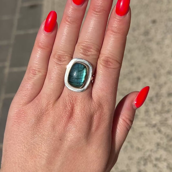 Bague pierre labradorite reflets bleus design moderne