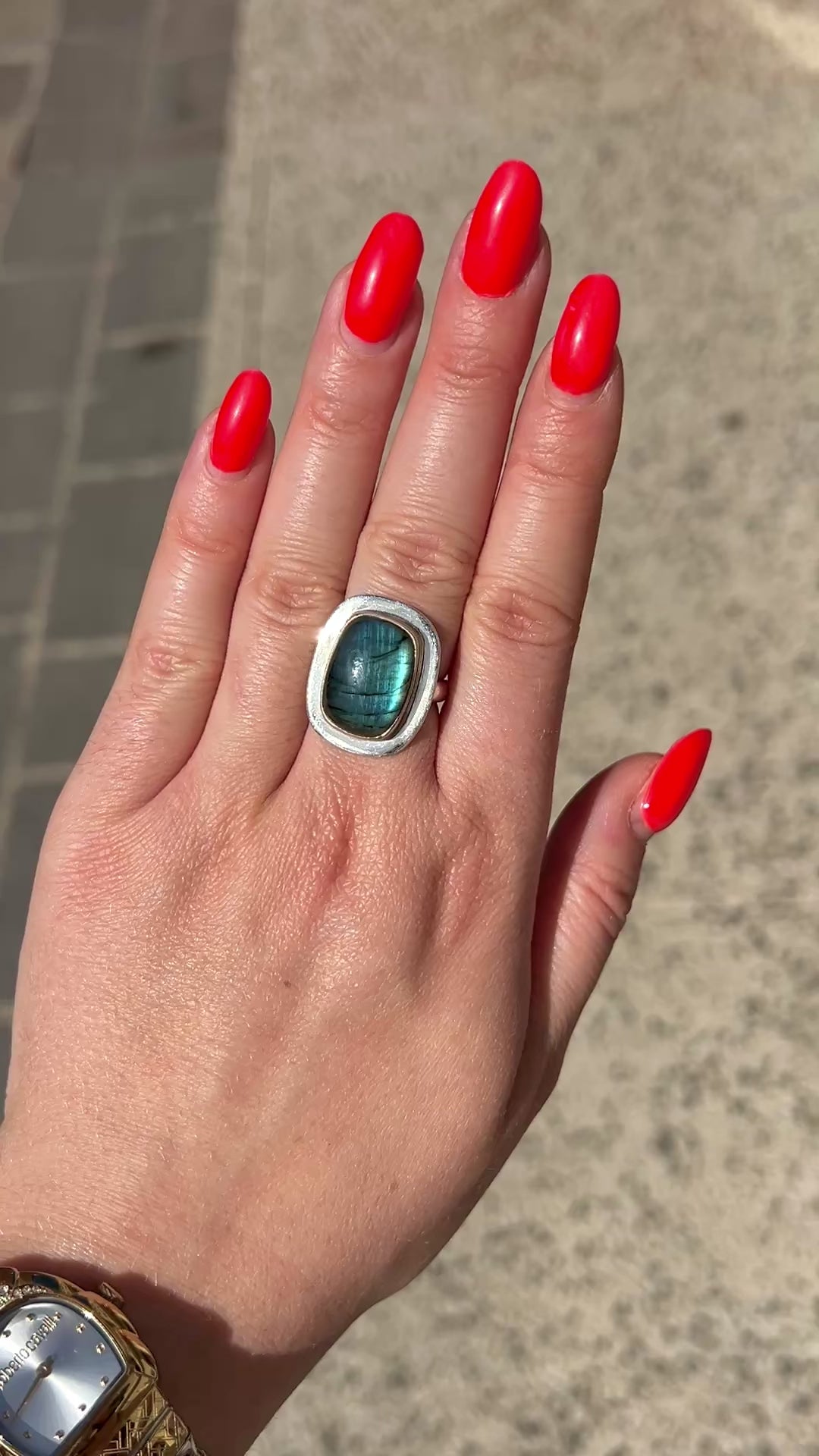 Bague pierre labradorite reflets bleus design moderne